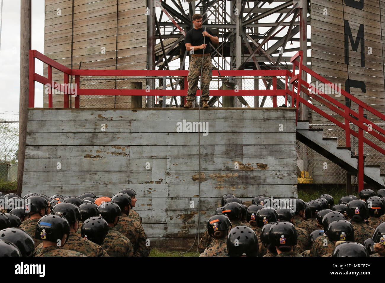 Us Marine Corps Rekruten mit Oscar Unternehmen, 4.BATAILLON und Mike Unternehmen, 3.BATAILLON, rekrutieren Training Regiment, besuchen eine Klasse am Seil Techniken auf der Marine Corps Depot rekrutieren, Parris Island, S.C., 6. Juni 2017. Rekruten lernen beide schnell Anseilen und Abseilen Techniken. (U.S. Marine Corps Foto von Cpl. Richard Currier/freigegeben) Stockfoto