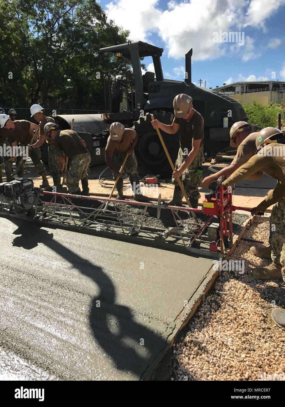 SANTA Rita, Guam (2. Juni 2017) Seabees zu Naval Mobile Konstruktion Bataillon (NMCB) 1 konkrete auf der Fena Wasseraufbereitung Lagergebäude Projekt an Bord Naval Station Guam, 2. Juni 2017 vergeben. NMCB 1 Vorwärts bereitgestellt Bau, humanitäre und Entwicklungshilfe, spezifische Maßnahmen zur Bekämpfung Service Support auszuführen, und theater Sicherheit Zusammenarbeit zur Unterstützung der US Pacific Command. (U.S. Marine Foto von steelworker 2. Klasse Emily Garza) Stockfoto