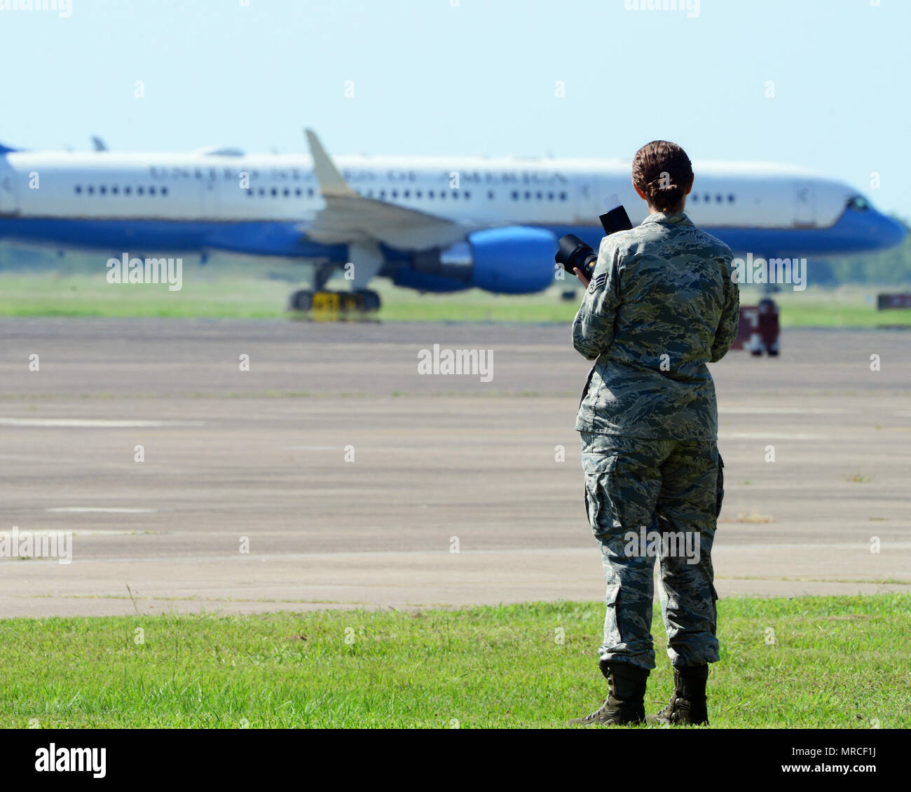 Senior Airman Renee Gow, 147 Angriff Wing Public Affairs, Uhren als Air Force 2 kommt an Ellington Field Joint Mindestreservebasis in Houston am 7. Juni 2017. Vice President Pence ist in Houston für eine Veranstaltung bei der NASA. Stockfoto