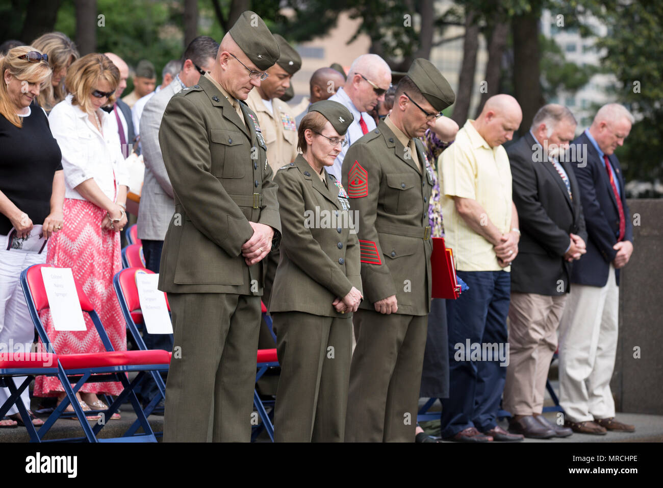 Us Marine Corps Brig. Gen. Gregg Olson, Direktor, Quadrennial Defence Review, Programme und Ressourcen, und Oberst Nancy Springer, Direktor, Logistik Distribution Policy Branch, Anlagen und Logistik, Bug thier Köpfe bei Springer in den Ruhestand Feierstunde im Marine Corps War Memorial, Arlington, Virginia, 31. Mai 2017. Springer zog sich nach 30 Jahren im Dienst. (U.S. Marine Corps Foto von Cpl. Christian Varney) Stockfoto