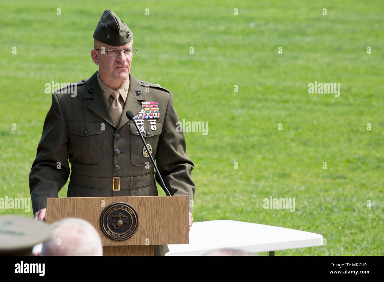 Us Marine Corps Brig. Gen. Gregg Olson, Direktor, Quadrennial Defence Review, Programme und Ressourcen der Erläuterungen in den Ruhestand Zeremonie von Oberst Nancy Springer, Logistik Distribution Policy Branch, Anlagen und Logistik der Marine Corps War Memorial, Arlington, Virginia, 31. Mai 2017. Springer zog sich nach 30 Jahren im Dienst. (U.S. Marine Corps Foto von Cpl. Christian Varney) Stockfoto