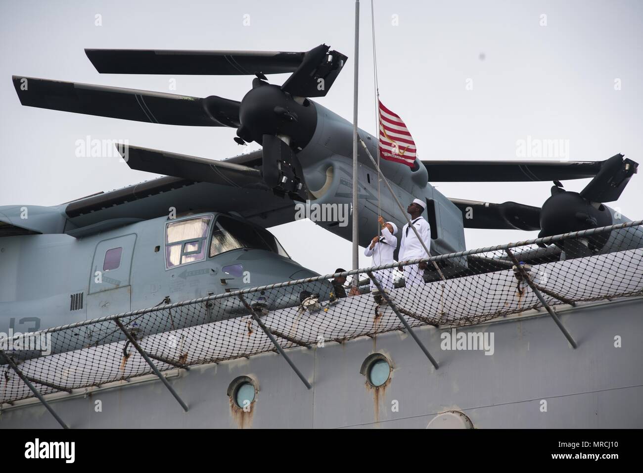 170608-N-UX 013-0092 Okinawa, Japan (8. Juni 2017) Matrosen an Bord der Amphibisches Schiff USS BONHOMME RICHARD (LHD 6) shift Farben während des Schiffes Abfahrt vom Weißen Strand Marinestützpunkt. Bonhomme Richard, dem Flaggschiff der Bonhomme Richard amphibischen bereit, Gruppe, ist die in der Indo-Asia-pazifischen Region Partnerschaften zu verbessern und eine fertige Antwort für jede Art von Kontingenz. (U.S. Marine Foto von Mass Communication Specialist 3. Klasse Jonathan Ton/Freigegeben) Stockfoto