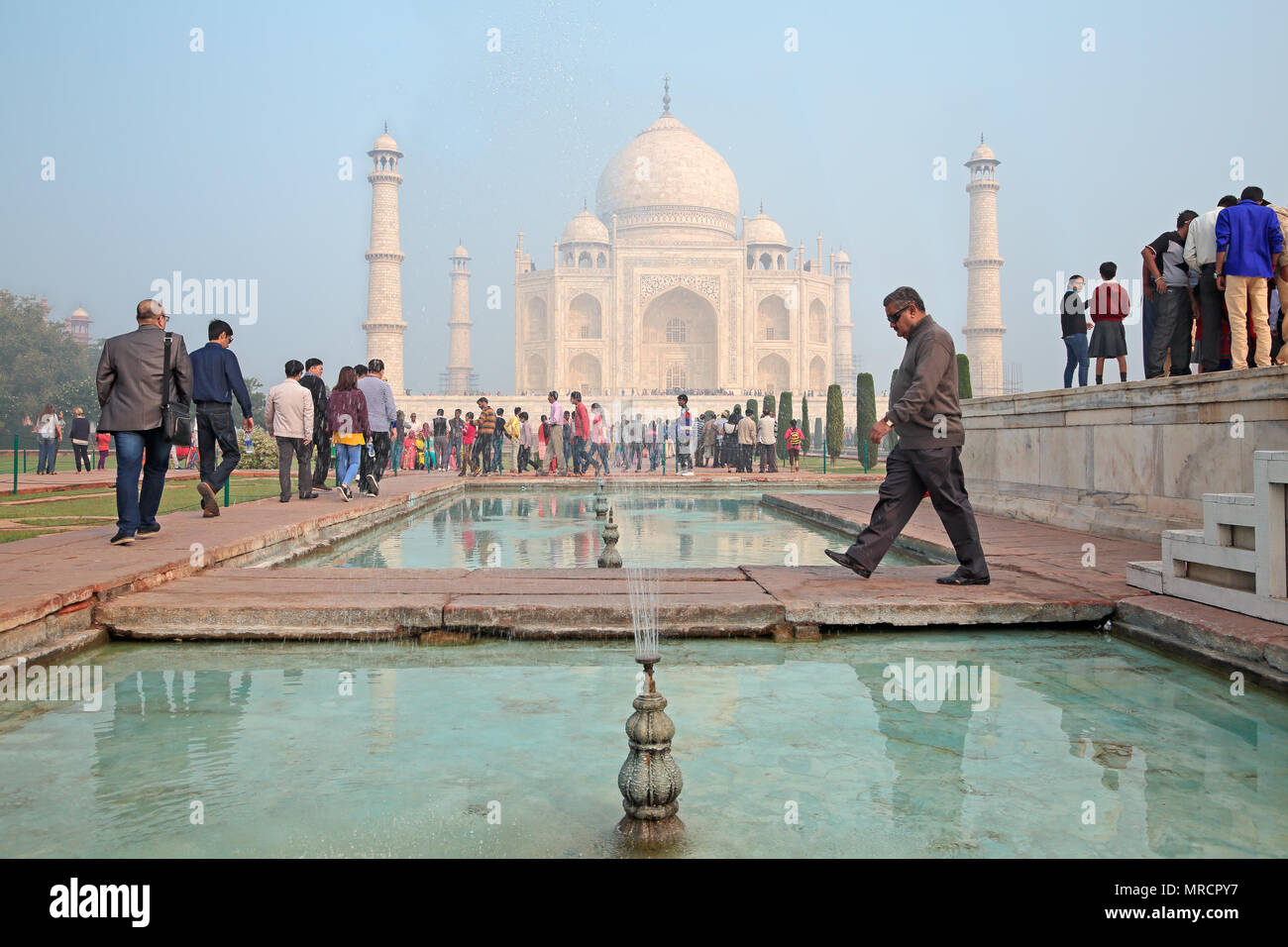 Agra, Indien - November 29, 2015: Berühmte Taj Mahal mit Touristen, im großen mausoleum aus weißem Marmor gebaut von der Großmogul Shah Jahan Stockfoto