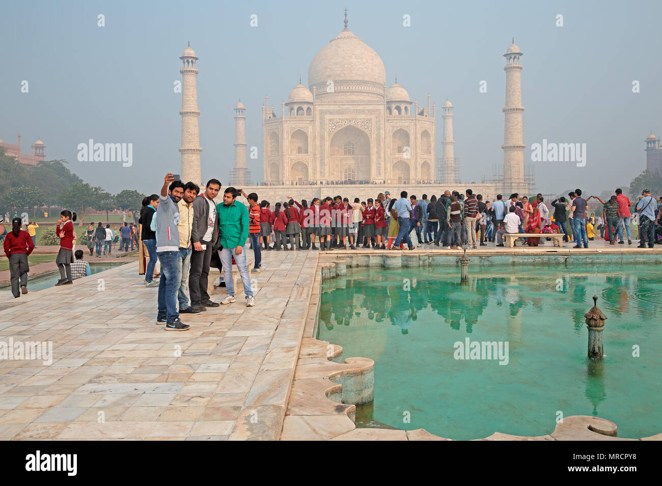 Agra, Indien - November 29, 2015: Berühmte Taj Mahal mit Touristen, im großen mausoleum aus weißem Marmor gebaut von der Großmogul Shah Jahan Stockfoto