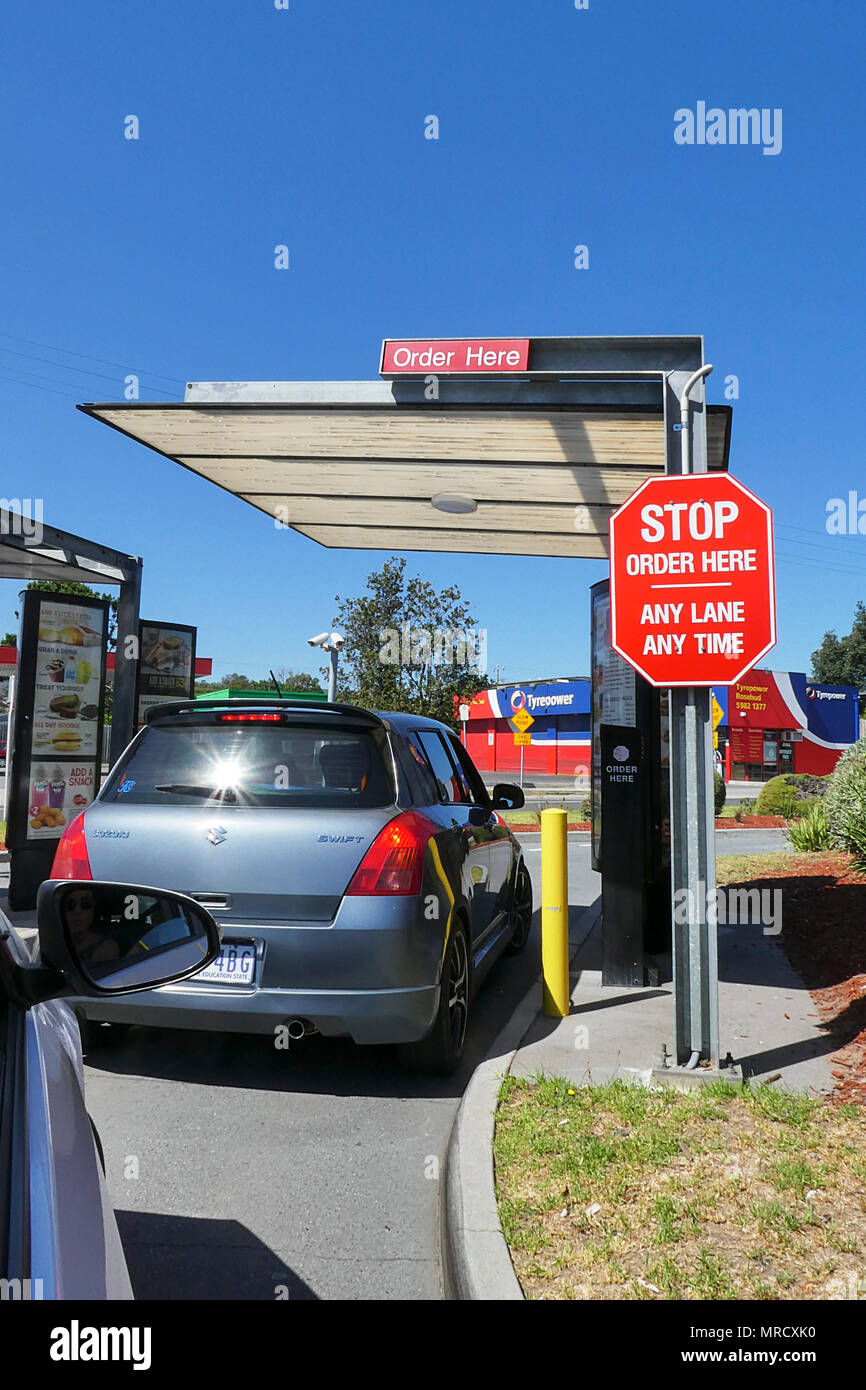 Melbourne, Australien: 19. März 2017: Autos in Linie warten an einem McDonald's fahren Sie durch Bestellen und für ihre Lebensmittel bezahlen. Stockfoto