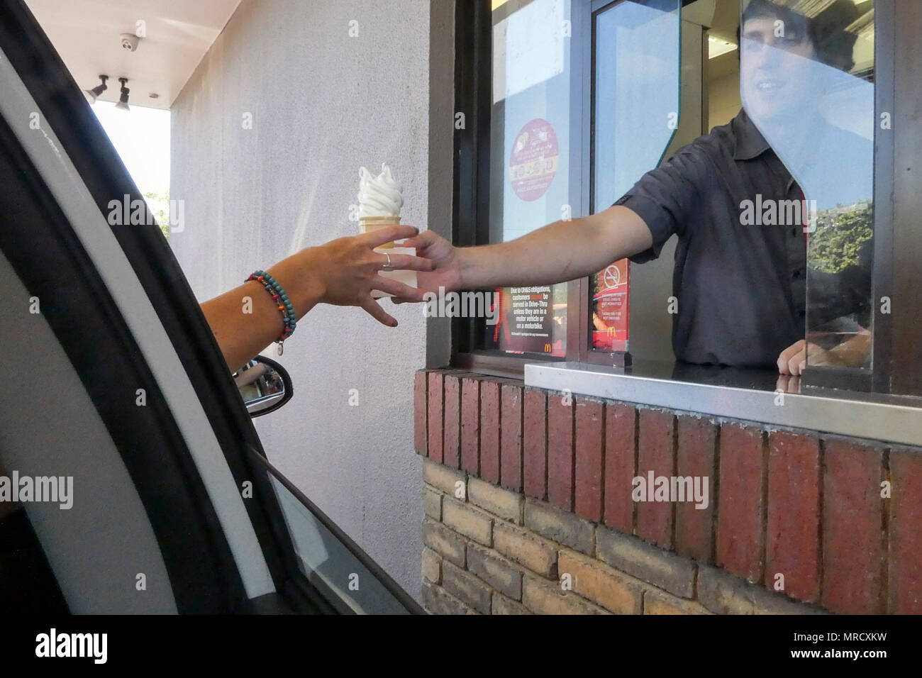 Melbourne, Australien: März 2017: Unbekannter Kunde erhält einen McFlurry Eis an einem McDonald's Drive durch das Fenster. Stockfoto