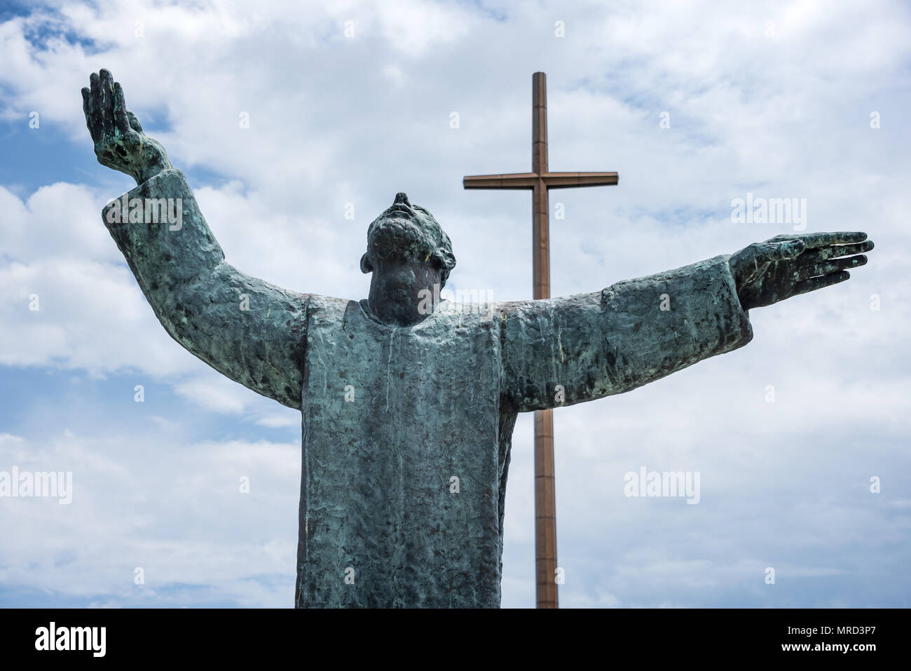 Statue von Pater Francisco López de Mendoza Grajales, erster Pfarrer (Mitte 1560 s) und große Kreuz von Nombre de Dios Mission in St. Augustine, FL. Stockfoto