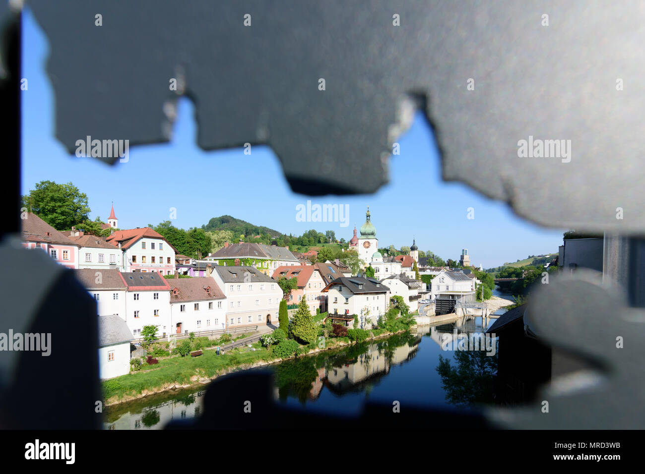 Waidhofen an der Ybbs: Stadtzentrum mit Schloss Rothschildschloss, Kirche Klosterkirche, Fluss Ybbs, Foto durch Zinn silhuette der Stadt in Österreich, Ni Stockfoto