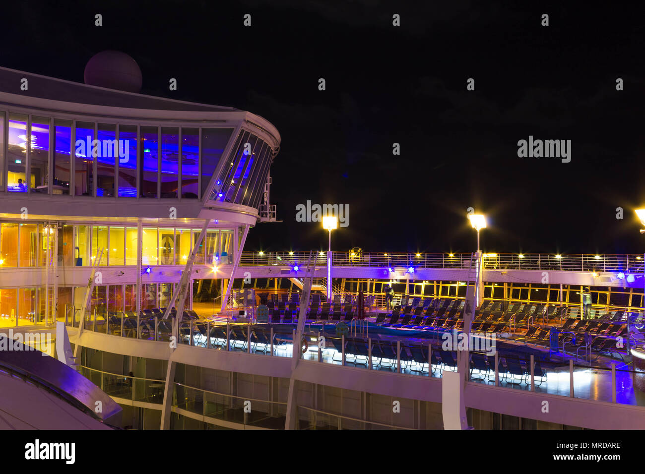 Cape Canaveral, USA - Mai 02, 2018: Open Deck in der Nacht. Riesiges Kreuzfahrtschiff Oasis of the Seas von Royal Caribbean. Stockfoto