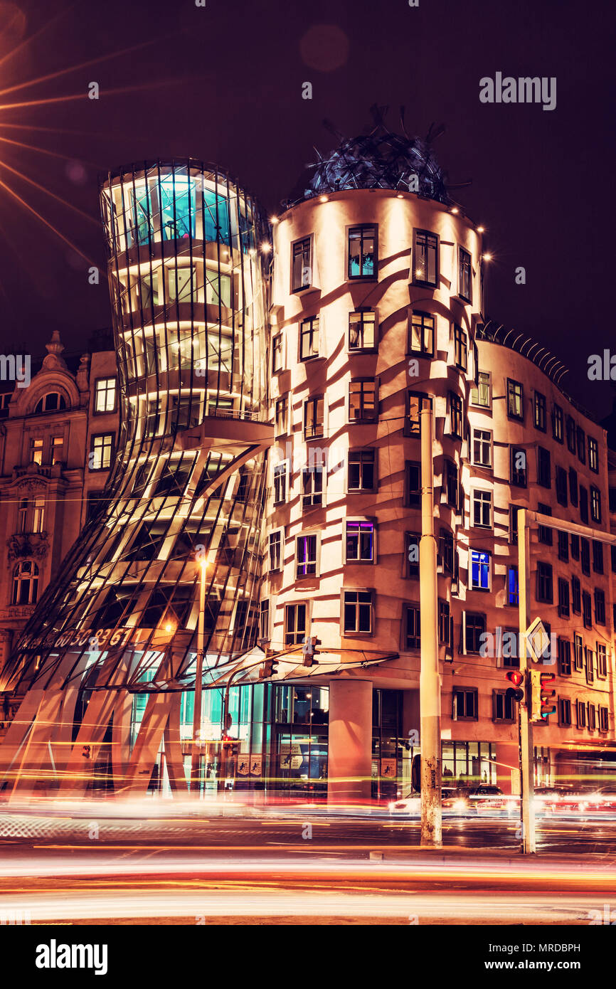 Tanzendes Haus Mit Verkehr In Prag Tschechische Republik Moderne