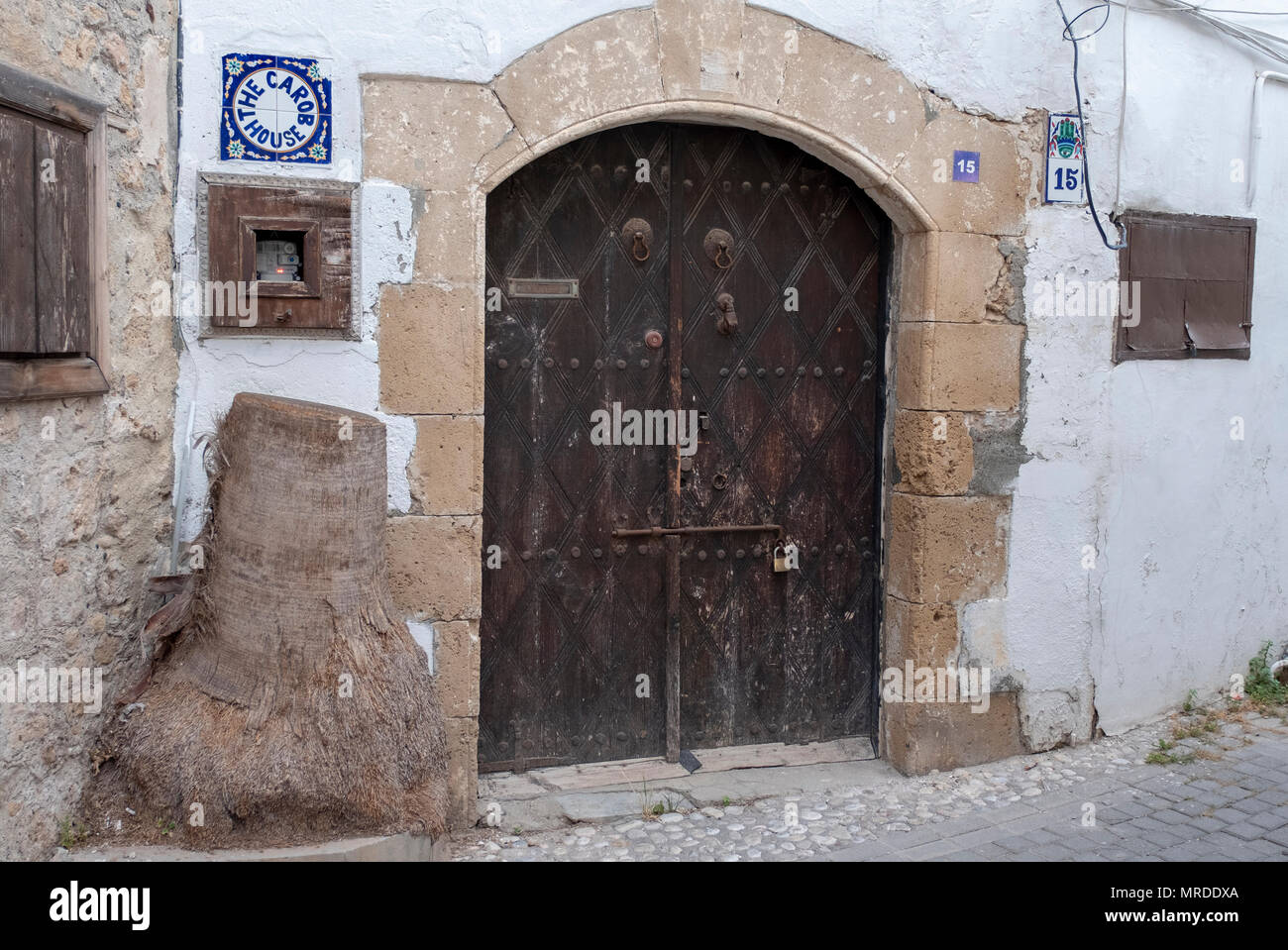 Türen aus Holz am Eingang des Johannisbrot- Haus in Paphos Hafen, Nordzypern Stockfoto