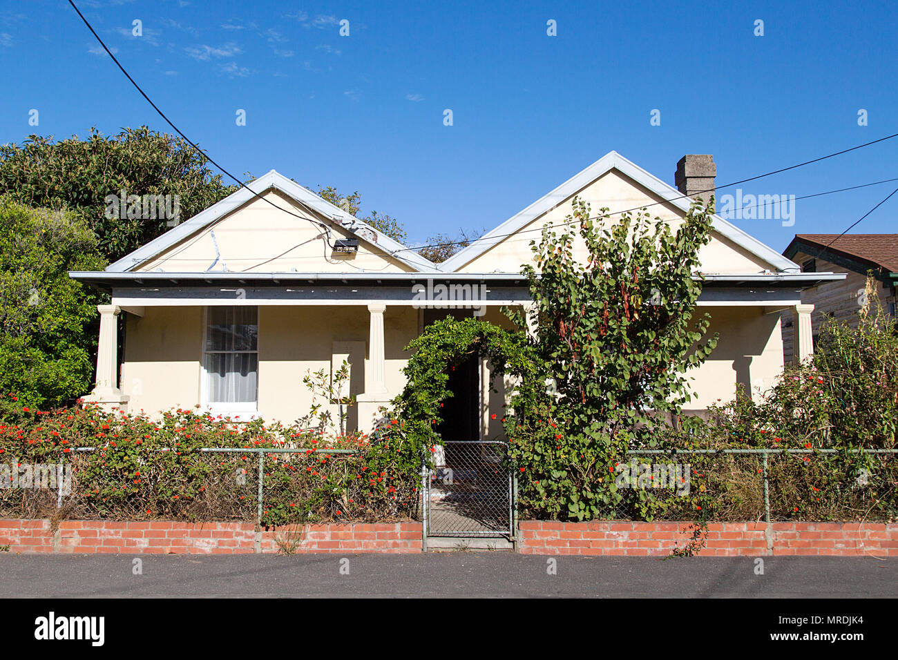 Melbourne, Australien: April 09, 2018: ein freistehendes Haus mit Glasfront mit einer Veranda in einem St Kilda Vorort. Hotel ist sehr teuer und Sortieren nach Stockfoto