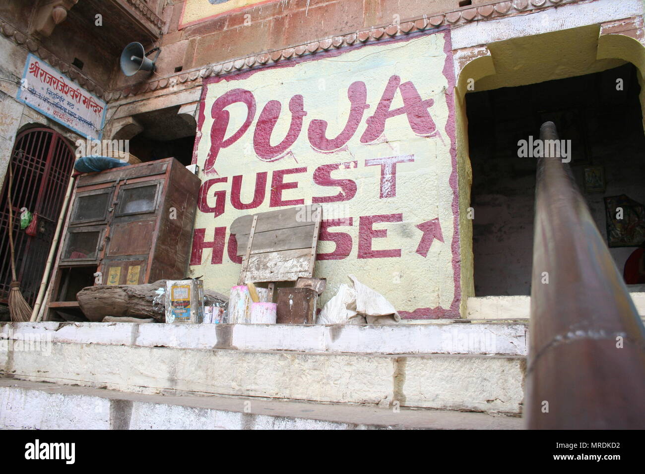 Puja Guest House bemalte Schilder, Varanasi, Indien Stockfoto