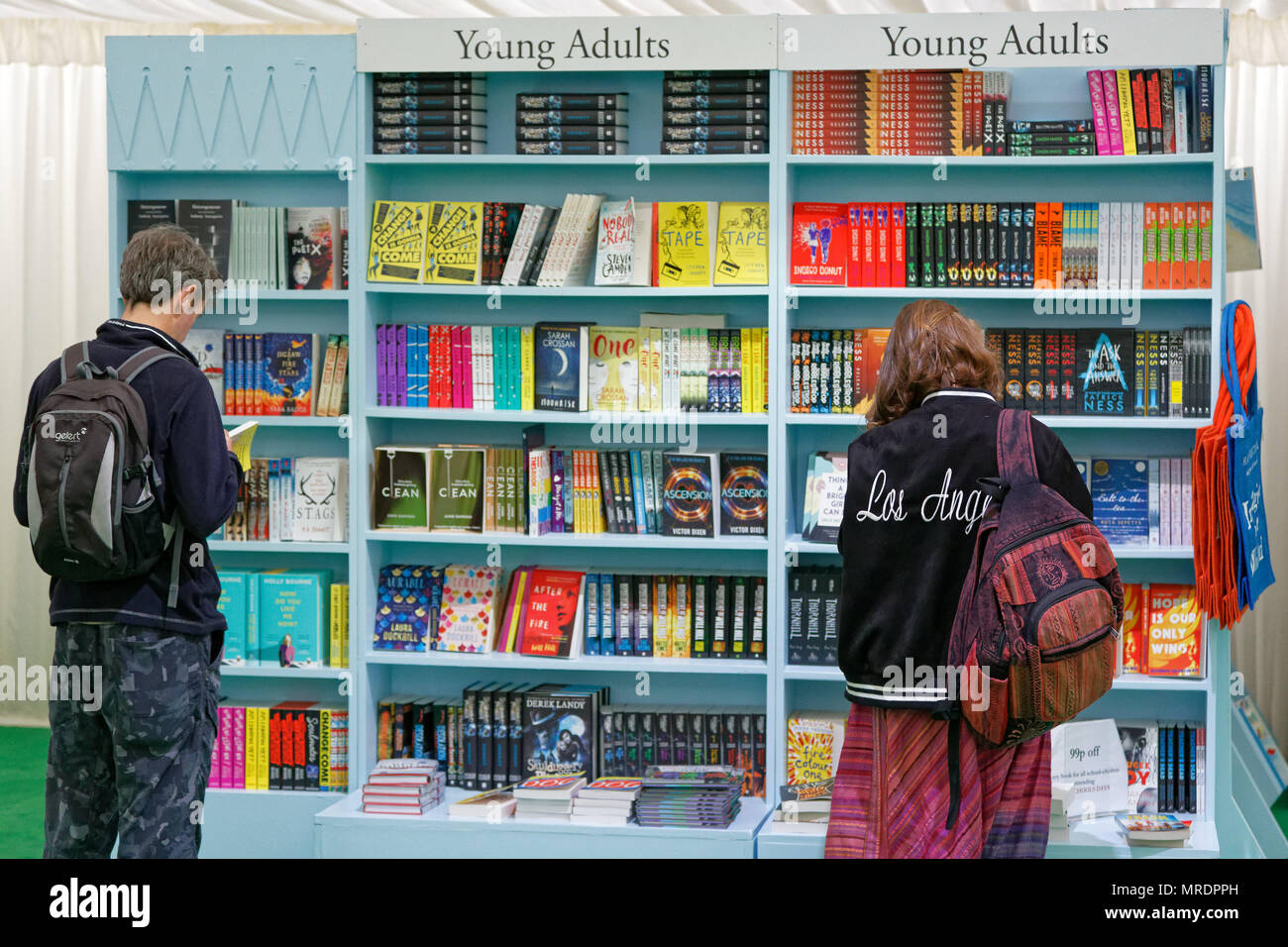 Bild: Menschen suchen im Buch Shop. Re: Hay Festival im Heu auf Wye, Powys, Wales, UK. Freitag, 25. Mai 2018 Stockfoto