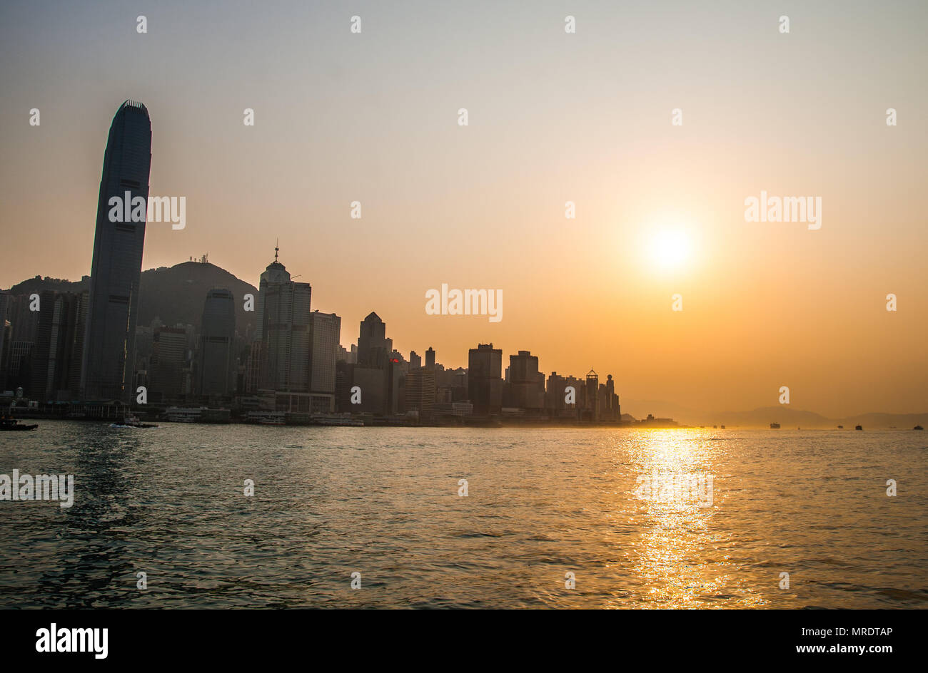 Sonnenuntergang über Hongkong mit IFC am Goldenen Stunde Stockfoto