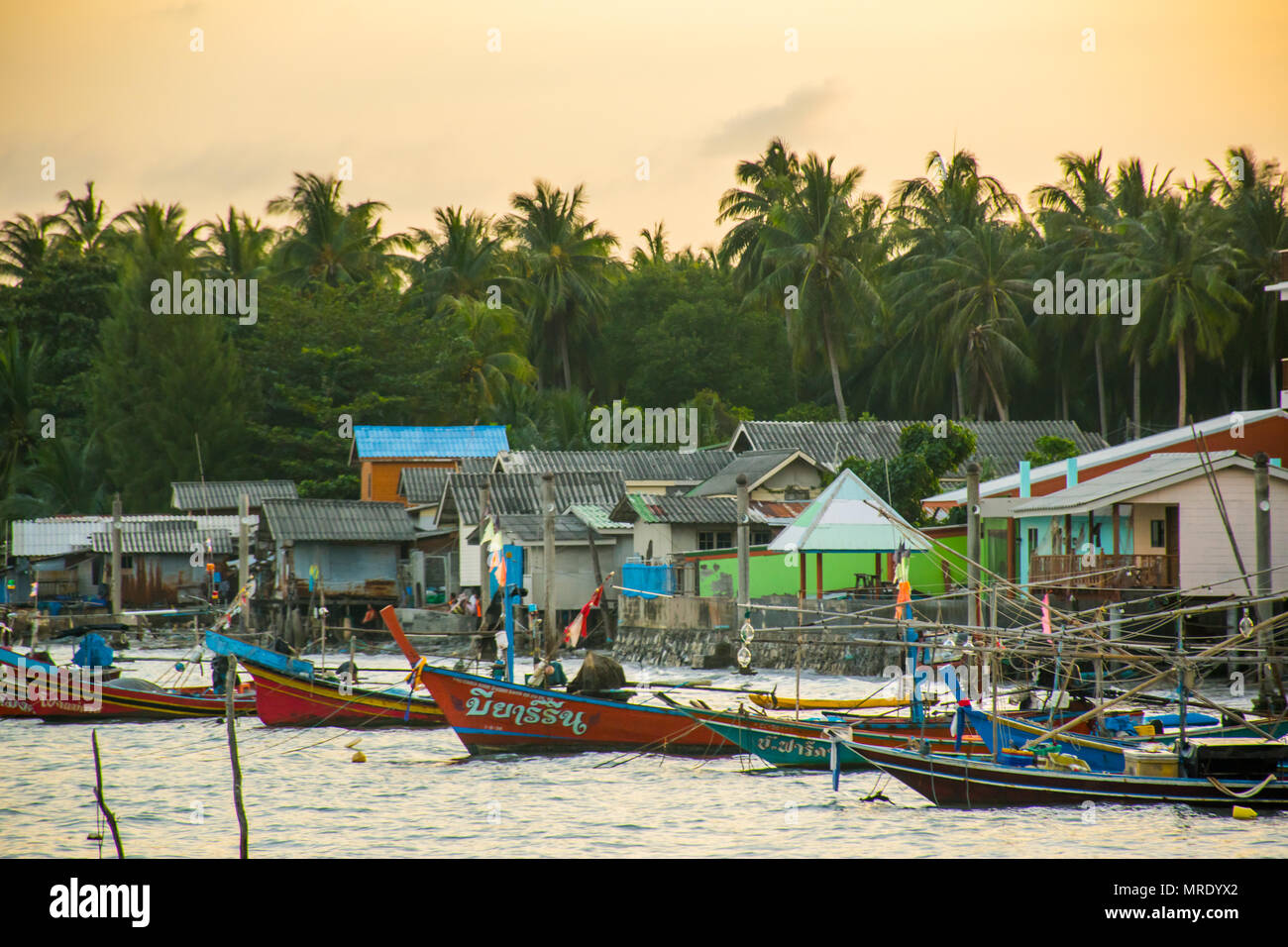 Fisherman's Village mit bunten Boote bei Sonnenuntergang, Koh Samui, Thailand Stockfoto