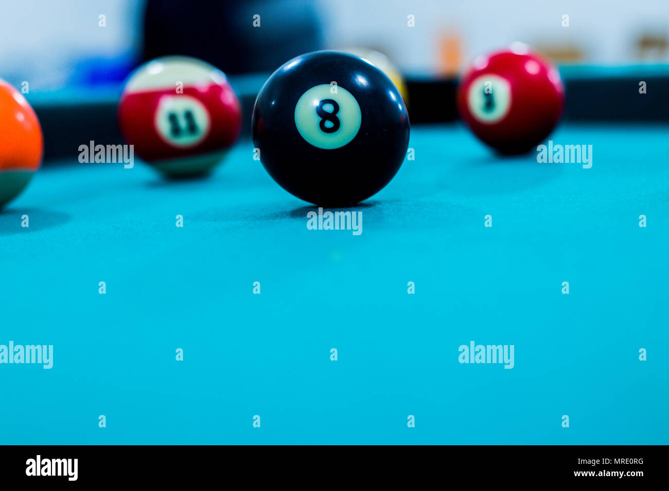 Billard, schwarze Kugeln auf dem Billardtisch, anderen Billard im Hintergrund Stockfoto