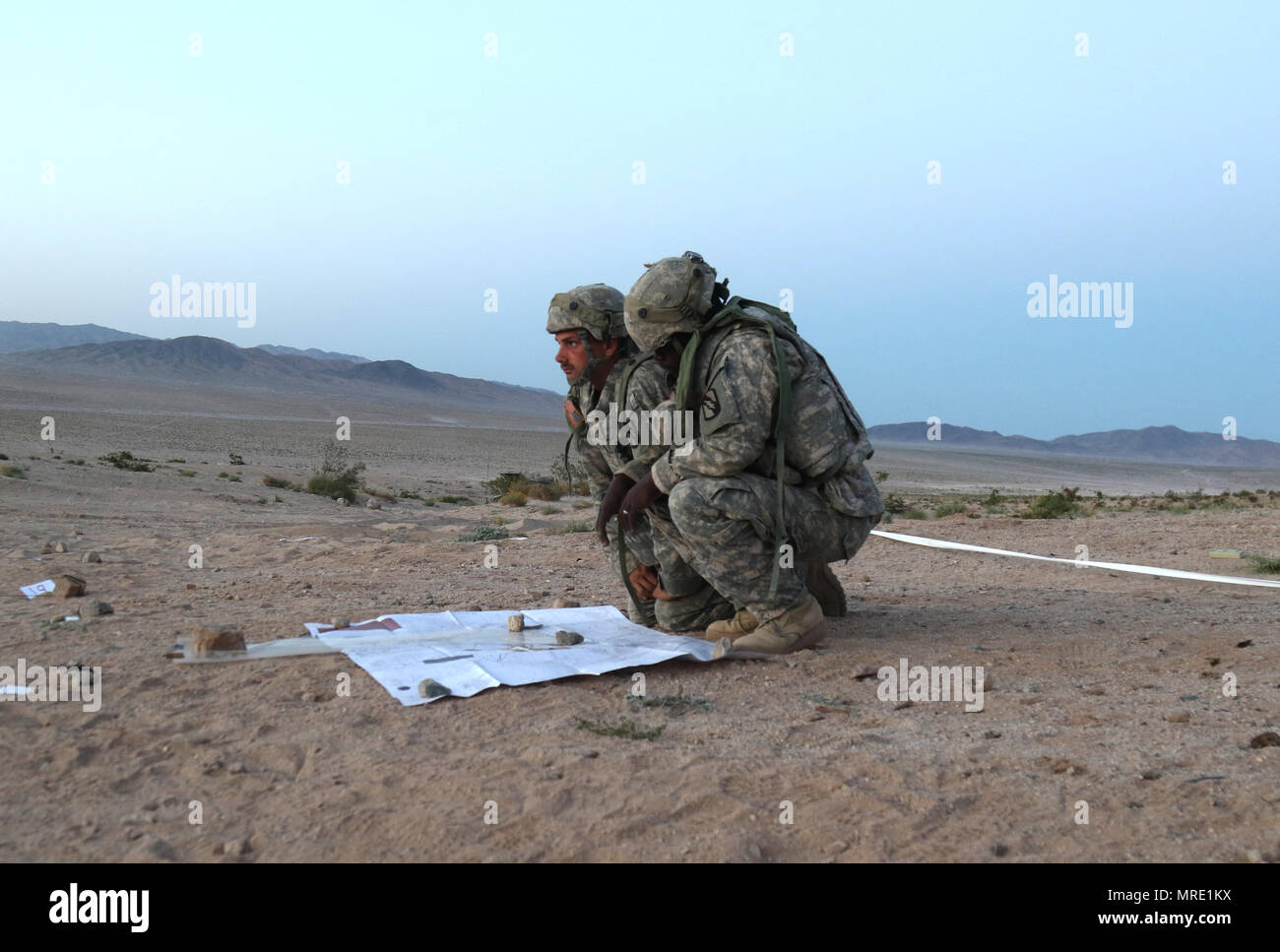 Soldaten mit 1St Bataillon, also 155 Infanterie Regiment, bereiten Sie ein sand Tabelle für eine kombinierte Waffen Probe im National Training Center 1. Juni 2017. Die Einheit ist die Vorbereitung auf die Verteidigung. (Mississippi National Guard Foto: Staff Sgt. Shane Hamann, 102 d Public Affairs Abteilung) Stockfoto