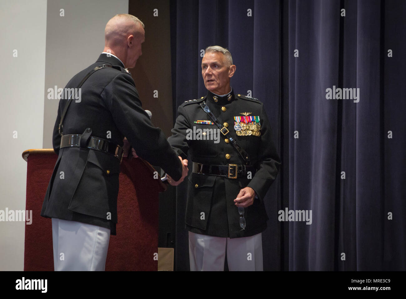 Us Marine Corps Oberst Tyler J. Zagurski, kommandierender Offizier, Marine Barracks Washington schüttelt Hände mit Generalleutnant Rex C. McMillian, Commander, U.S. Marine Corps Forces finden und Marine Northern Command bei einem Empfang vor einem Abend Parade bei Marine Barracks Washington, Washington, D.C., 2. Juni 2017. Abend Paraden sind als Mittel zur Einhaltung der hohen Beamten statt, verehrte Bürger und Förderer des Marine Corps. (U.S. Marine Corps Foto von Lance Cpl. Alex A. Quiles) Stockfoto