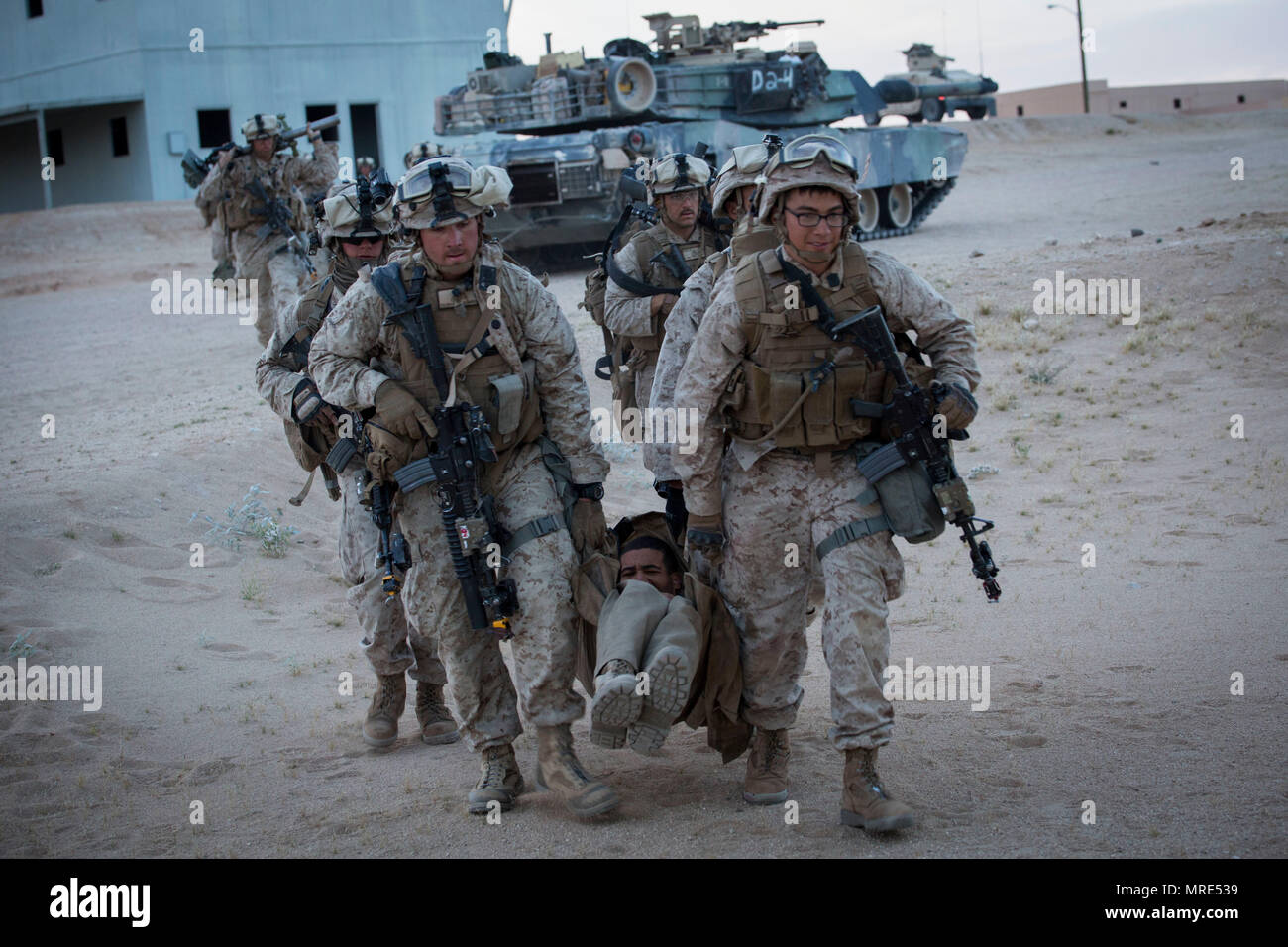 MARINE Corps Air Ground Combat Center Twentynine Palms, Kalifornien - Marines mit 2Nd Battalion, 7th Marine Regiment, tragen eine simulierte verwundet feindlicher Kämpfer während einer städtischen Angriff bei 200 an Bord Marine Corps Air Ground Combat Center, Twentynine Palms, Kalifornien, 16. Mai 2017. Die urbanen Kriegsführung Paket, Teil der integrierten Übung 3-17, ist ein platoon - Ebene Bataillon - Größe evolution wo Marines urban patrouillieren geübt, bis zu einem Marine Air Ground Task Force Angriff auf eine gegnerische Stadt gehalten. ITX ist eine Schulung Entwicklung führte fünf Mal im Jahr die lethali zu verbessern Stockfoto