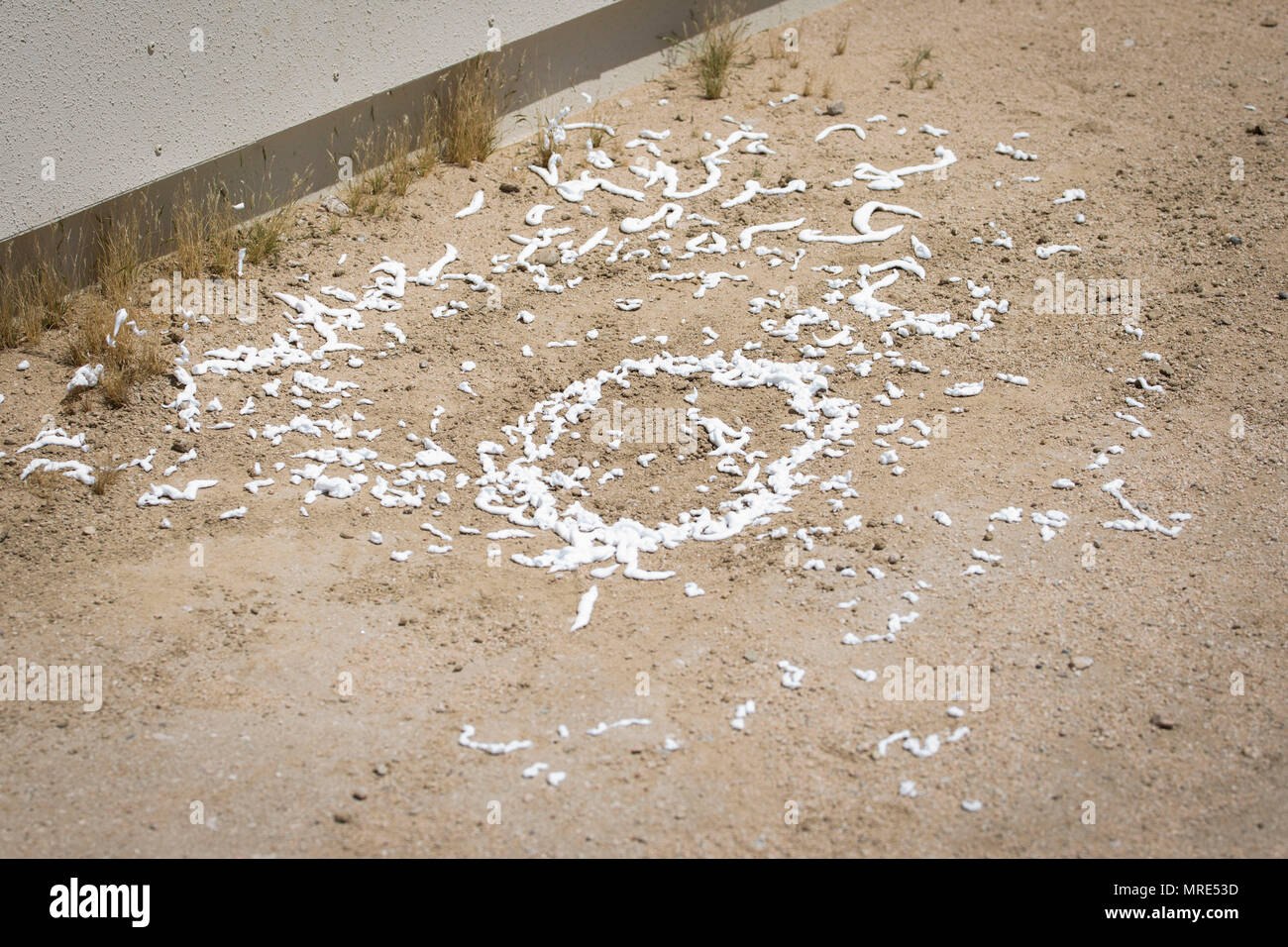 MARINE Corps Air Ground Combat Center Twentynine Palms, Kalifornien - eine simulierte Improvised Explosive Device auf dem Boden während eines städtischen Angriff bei 200 an Bord Marine Corps Air Ground Combat Center, Twentynine Palms, Kalifornien, 16. Mai 2017 gekennzeichnet ist. Marines mit 2Nd Battalion, 14th Marine Regiment, die urbanen Kriegsführung Paket, Teil der integrierten Übung 3-17, ein platoon - Ebene Bataillon - Größe evolution wo Marines urban patrouillieren geübt, bis zu einem Marine Air Ground Task Force Angriff auf eine gegnerische Stadt gehalten. Der Realismus der Szenario zu erhöhen, Stockfoto