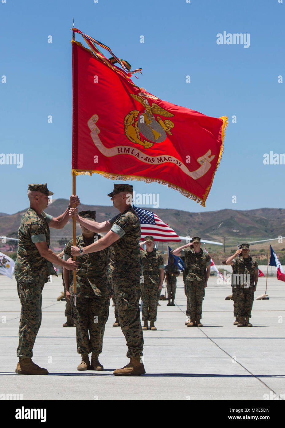 Us Marine Corps Oberstleutnant Robert Weingart, ausgehende kommandierender Offizier der Marine Light Attack Helicopter Training Squadron 467 übergibt die Farben zu den eingehenden kommandierender Offizier Oberstleutnant Jamey Federico, während eine Änderung der Befehl Zeremonie an Bord der Marine Corps Air Station Camp Pendleton, Calif. Juni 9, 2017. Oberstleutnant Weingart diente als Kommandierender Offizier der Einheit von Dez. 2015 bis Juni 2017. (U.S. Marine Corps Foto von Lance Cpl. Maritza Vela) Stockfoto