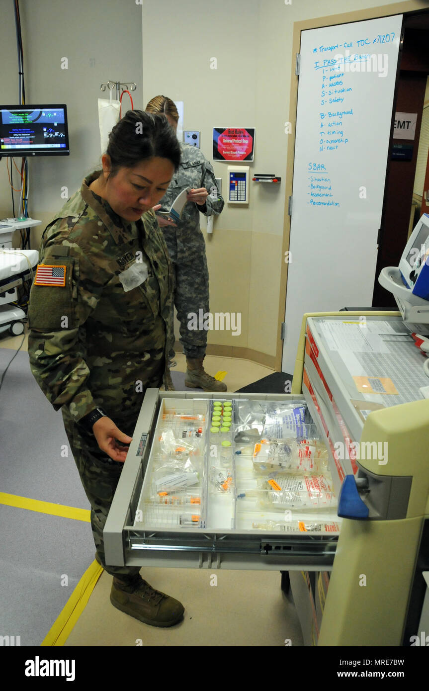 Soldaten des 228Th 807th Medical Command Combat Support Hospital zugewiesen wurden außerhalb von San Antonio, Texas besuchen einen dreitägigen Schulung Übung auf 2-4 Jun. an der Mayo Klinik multidisziplinäre Simulation Center in Rochester, Minnesota. Die MCMSC TeamSTEPPS Übung, durch die Armee finden Medizinische Befehl des Medizinischen Bereitschaft und Weiterbildung Befehl gehostet, bietet Armee Finden medizinische Geräte und Anbieter im Gesundheitswesen die Möglichkeit, zusammen in einer realistischen Einstellung, die repliziert Theater-spezifische Verletzungen und konzentriert sich auf die Lehre und die Einbeziehung TeamSTEPPS in Armee finden pro zu arbeiten Stockfoto