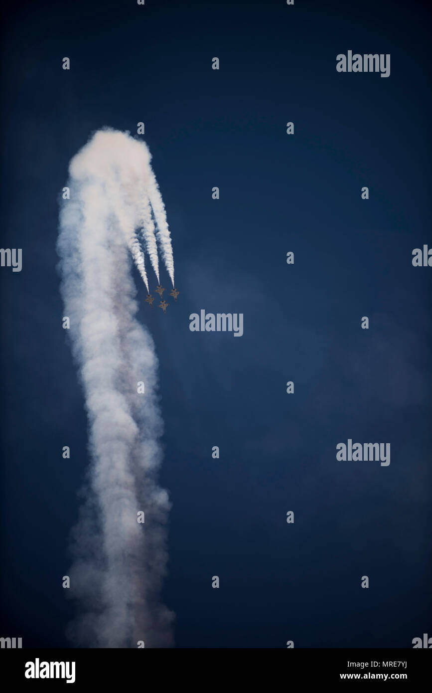 Die United States Air Force Thunderbirds sind die Luftdemonstrationsschwadron der US Air Force, die 1953 gegründet wurde. Das Team fliegt die F-16 Fighting Falcon, ein einmotoriges Mehrzweckflugzeug von General Dynamics, während eines Auftritts auf der Scott Air Force Base, Illinois, am 9. Juni 2017. Das Archivbild zeichnet präzise Flugmanöver und das Flugzeug mit einem Raucherzeugungssystem anstelle der 20-mm-Kanone auf. Stockfoto