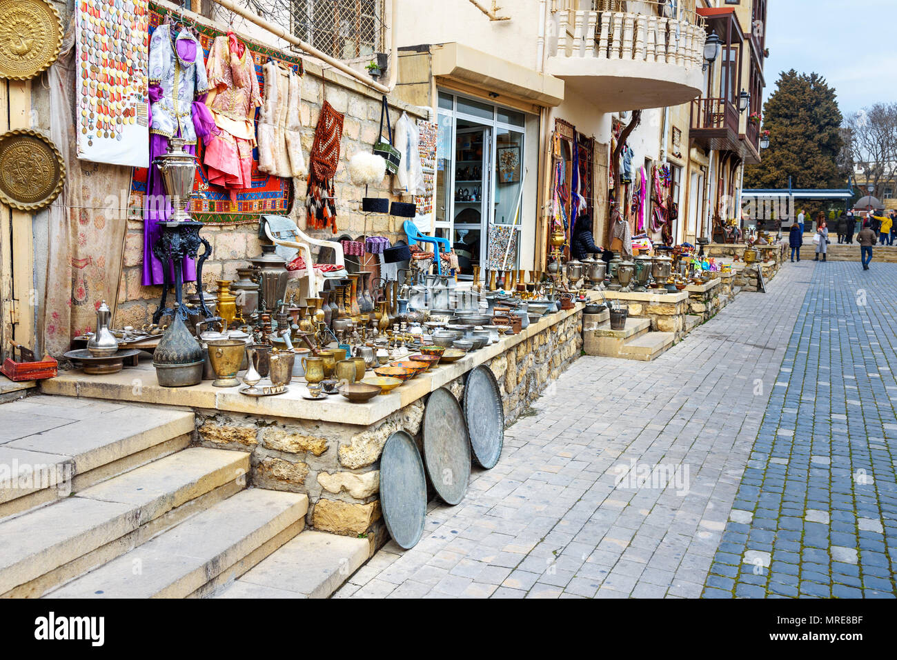 Baku, Aserbaidschan, 10. März 2018: Souvenir Shop mit Antiquitäten für Touristen auf der Straße in der alten Stadt Icheri Sheher Stockfoto