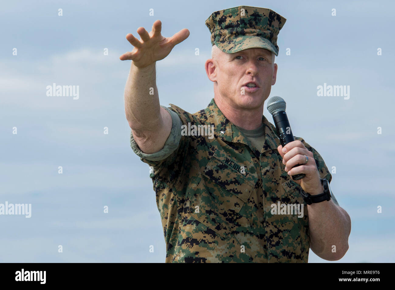 Us Marine Corps Brig. Gen. Thomas D. Weidley, ehemaliger Kommandierender General, Marine Corps Installationen Osten (MCIEAST), Marine Corps Base Camp Lejeune (MCB CAMLEJ), gibt seine Erläuterungen während der MCIEAST, MCB CAMLEJ, Ändern des Befehls Zeremonie, William Pendleton Thompson Hügel Gebiet, 2. Juni 2017. Die Änderung des Befehls formal übertragen werden Behörden und Zuständigkeiten der MCIEAST von Brig. Gen. Thomas D. Weidley zu oberst Michael L. Scalise. Stockfoto