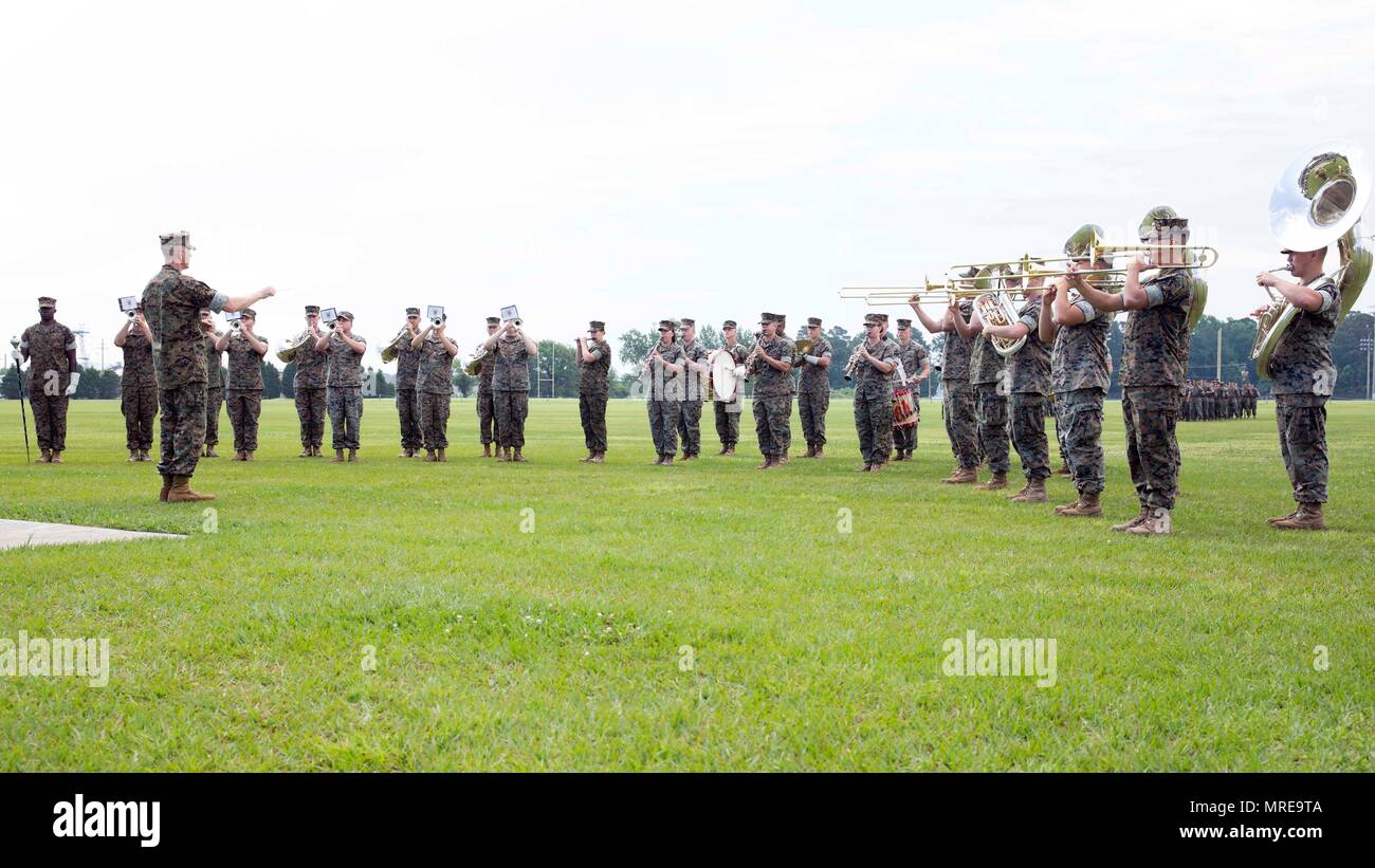 Us-Marines mit dem 2. Marine Division Band während des Marine Corps Installationen Osten (MCIEAST), Marine Corps Base Camp Lejeune, Ändern des Befehls Zeremonie, William Pendleton Thompson Hügel Gebiet, 2. Juni 2017. Die Änderung des Befehls formal übertragen werden Behörden und Zuständigkeiten der MCIEAST, von Brig. Gen. Thomas D. Weidley zu oberst Michael L. Scalise. (U.S. Marine Corps Foto von Lance Cpl. Ursula V. Estrella) Stockfoto