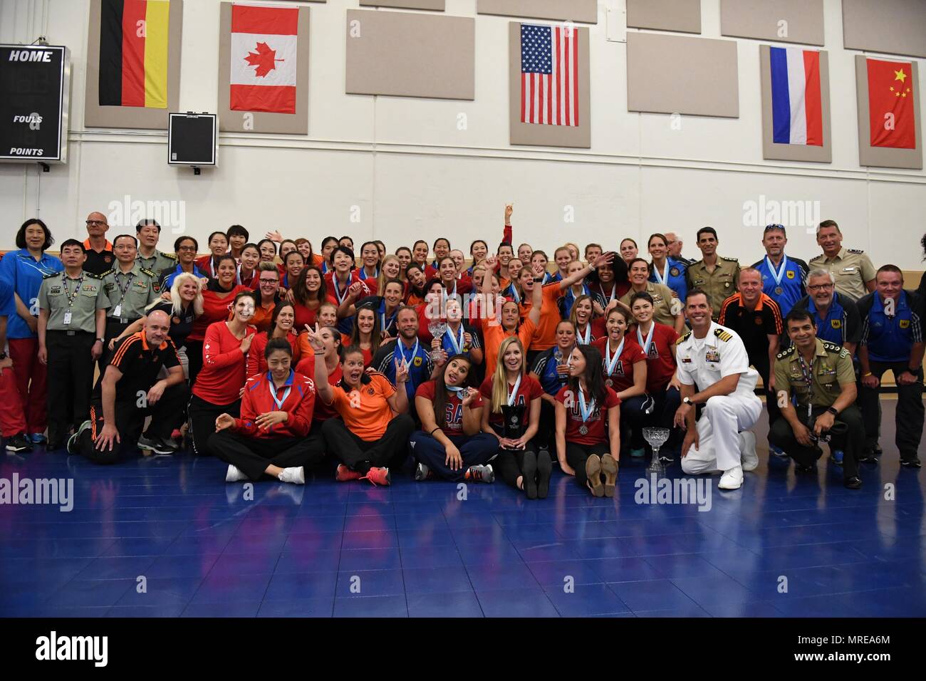 Teams sammeln Nach der Abschlussfeier der 18 Conseil International du Sport Militaire (CISM) Welt Frauen Volleyball militärische Meisterschaft am 9. Juni 2017 an der Naval Station Mayport, Florida. Stockfoto