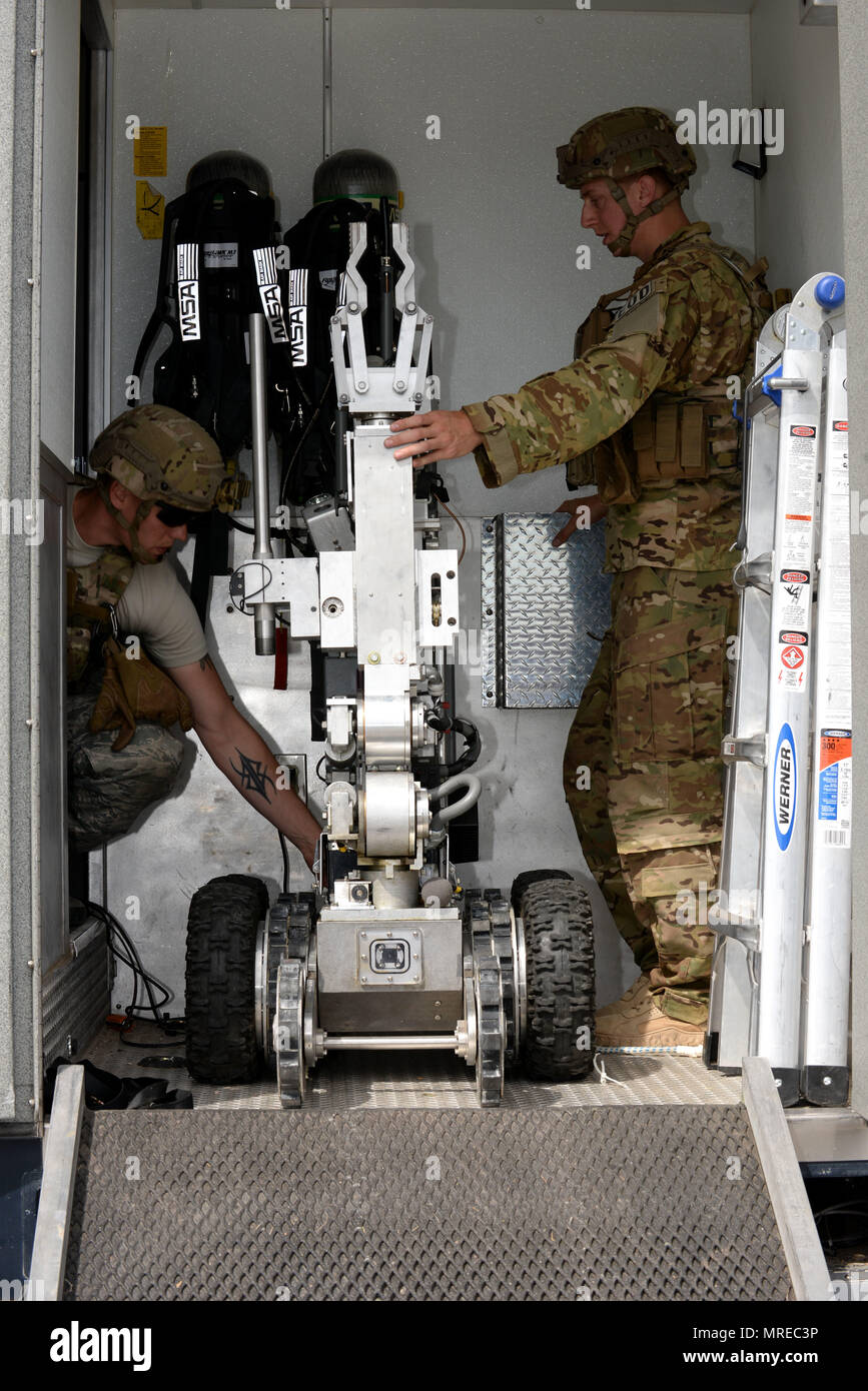 Mitglieder des 28. Bauingenieur Squadron die Beseitigung von Explosivstoffen Flug vorbereiten für die Bereitstellung eines F-6/A Roboter während einer Übung in Ellsworth Air Force Base, S.D., 7. Juni 2017. EOD reagierte auf ein simulierter Terroranschlag und verwendet werden, um den Roboter auf die Suche und einer simulierten explosive Vorrichtung während der Übung detonieren. (U.S. Air Force Foto: Staff Sgt. Hailey Staker) Stockfoto
