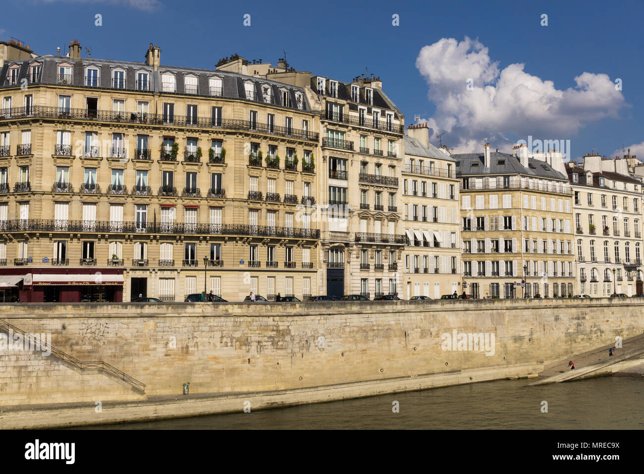 Reihe von Gebäuden in der Sonne an der Ile Saint Louis in Paris, Frankreich. Stockfoto