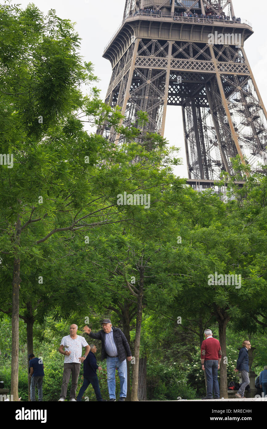 Lokale Boccia Spieler unter dem Eiffelturm in Paris, Frankreich. Stockfoto