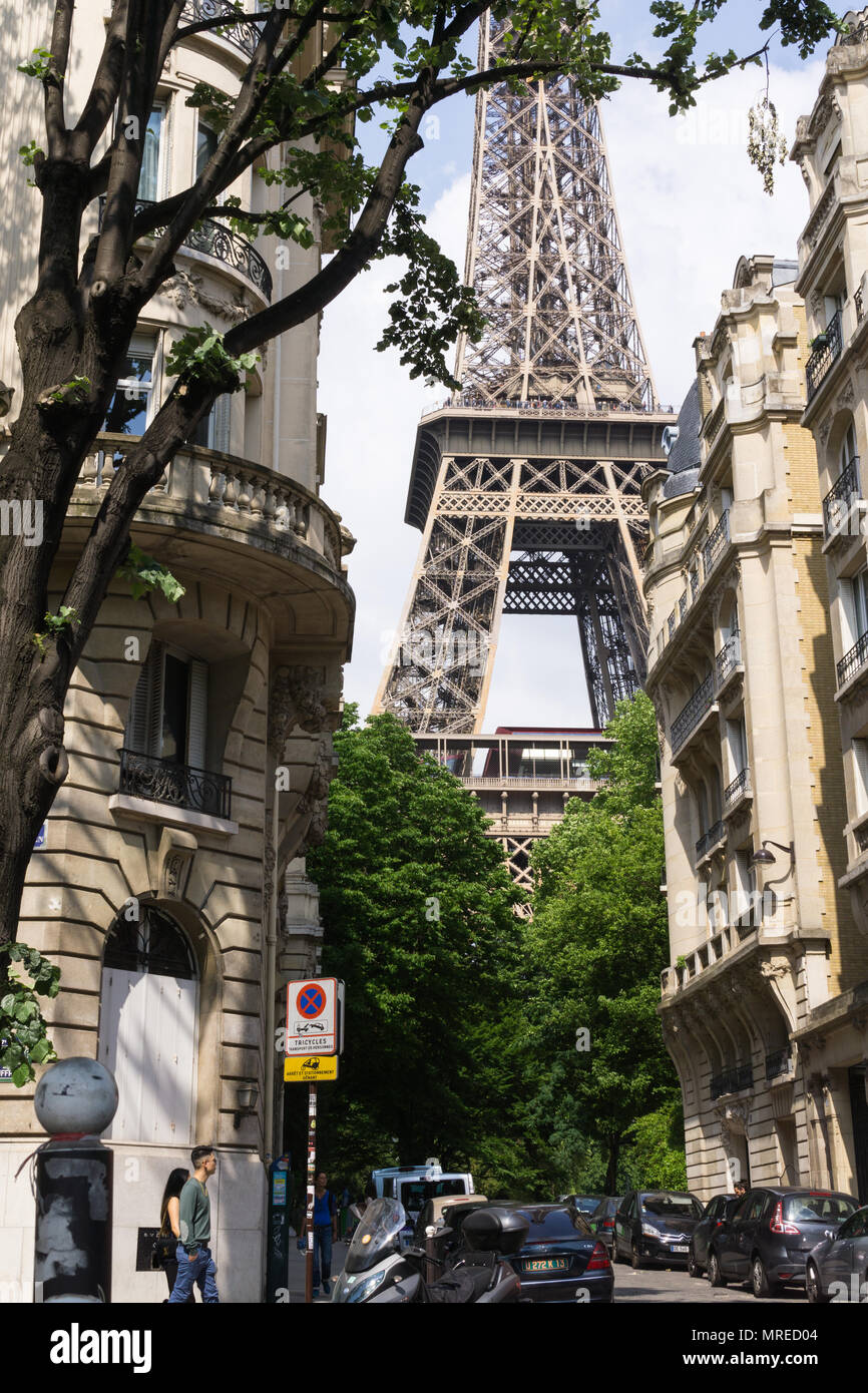 Eiffelturm als von der Avenue de Suffren in Paris gesehen. Stockfoto
