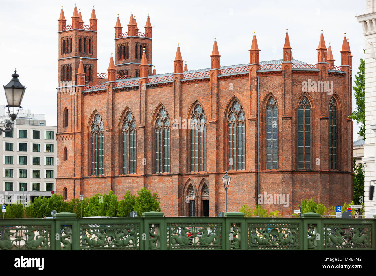 Die Friedrichswerdersche Kirche, Berlin, Deutschland. Alte rote Backsteinkirche jetzt geschlossen aufgrund von strukturellen Schäden. Stockfoto