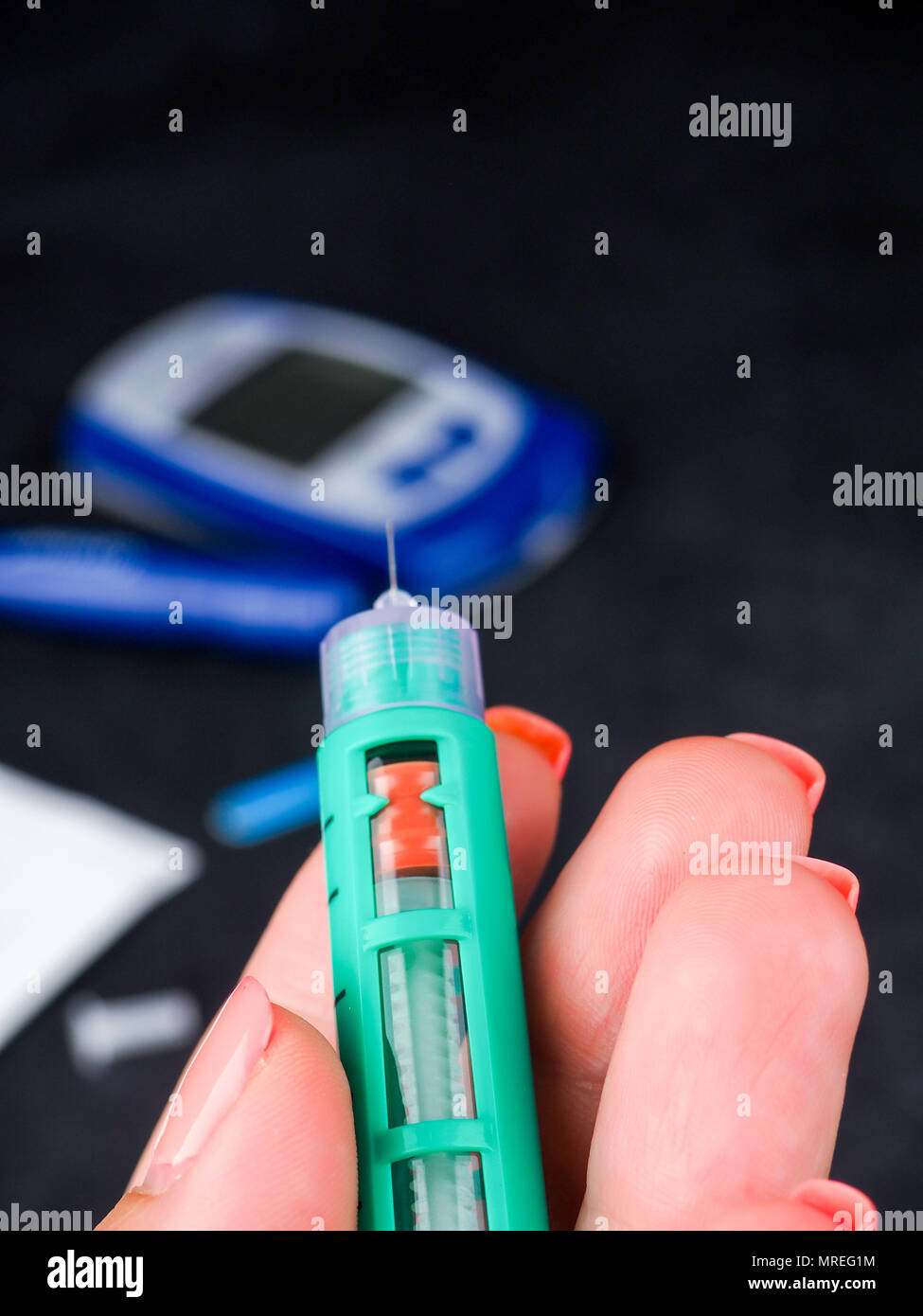 Frau mit einer Insulin Spritze, Diabetes Konzept, Behandlung. Gesundheit Stockfoto