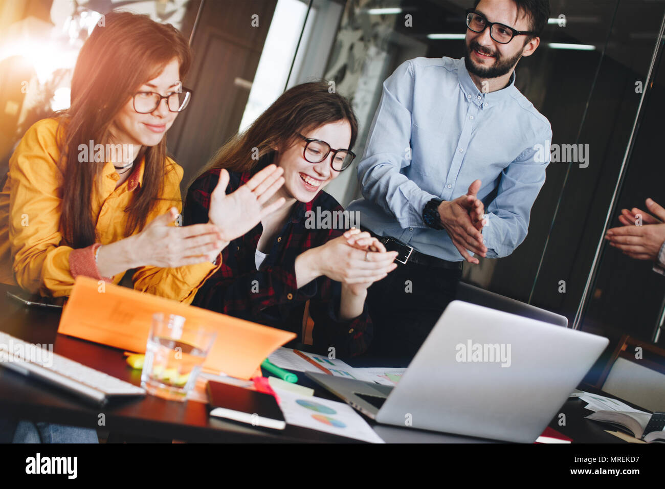 Gruppe von Partnern applaudieren Reporter nach dem Vortrag in der modernen Loft Zimmer. Applaus nach der Konferenz. Coworking team Stockfoto