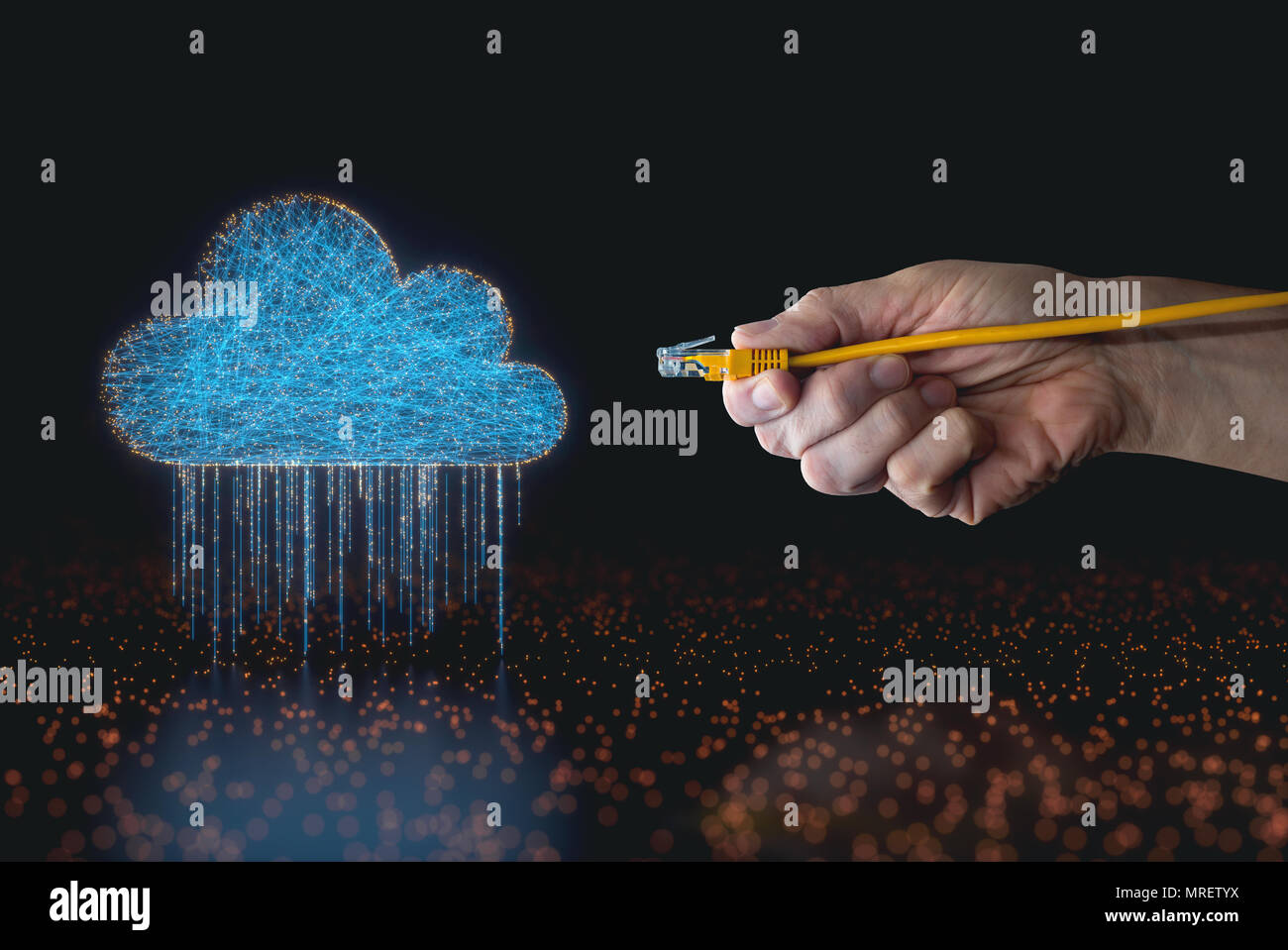 Cloud Computing, konzeptionelle zusammengesetzte Bild. Person Anschließen einer RJ45-Kabels in eine Wolke. Stockfoto
