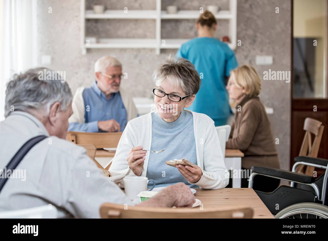 Ältere Erwachsene Mahlzeit in der Pflege zu Hause essen. Stockfoto