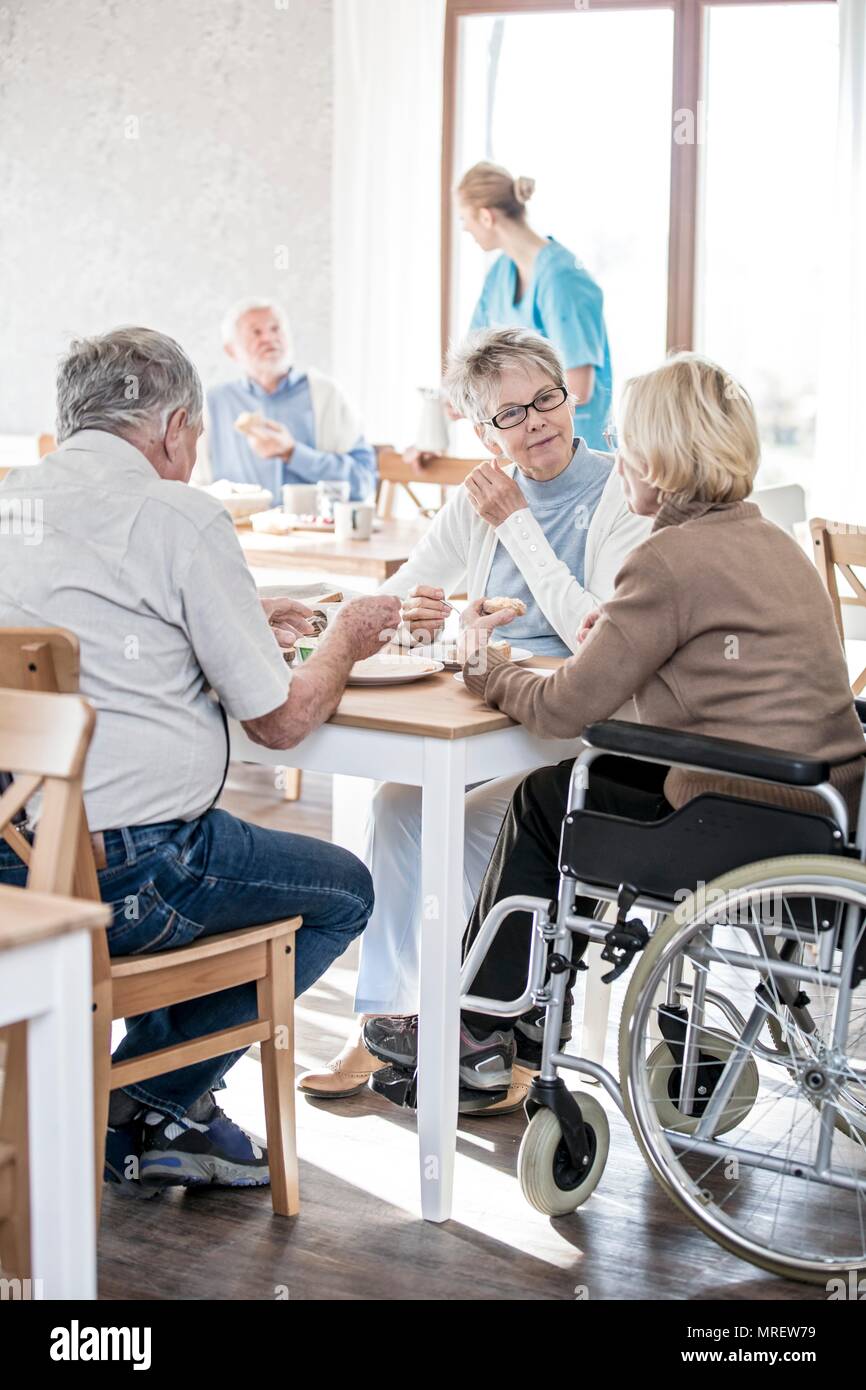 Ältere Erwachsene in der Pflege zu Hause, Frau im Rollstuhl. Stockfoto