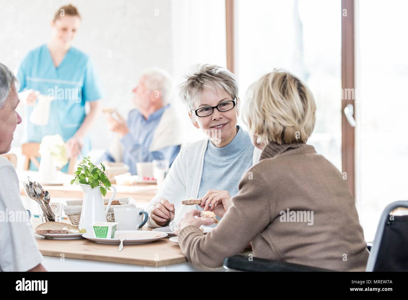 Ältere Frauen sprechen in der Pflege zu Hause. Stockfoto