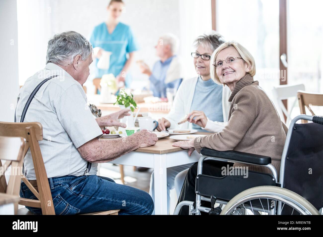 Ältere Erwachsene in der Pflege zu Hause, Frau im Rollstuhl. Stockfoto