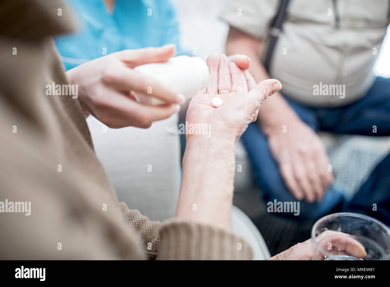 Ältere Frauen, die verschreibungspflichtige Medikamente in der Pflege zu Hause. Stockfoto