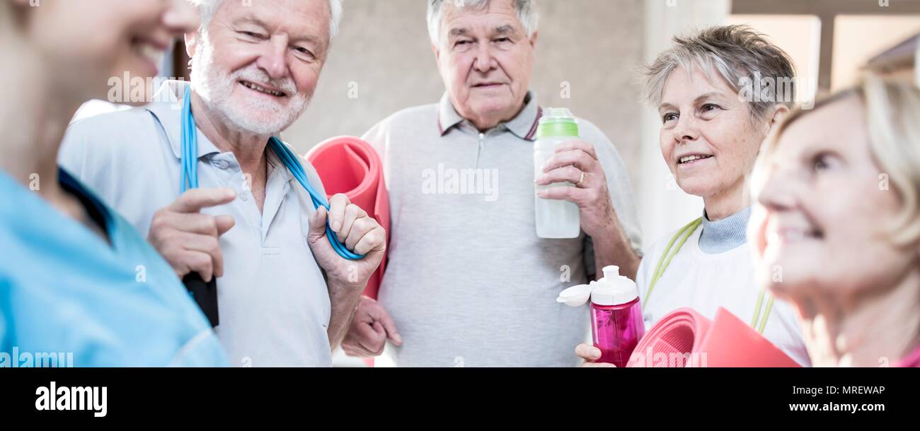 Ältere Erwachsene mit Physiotherapeuten. Stockfoto