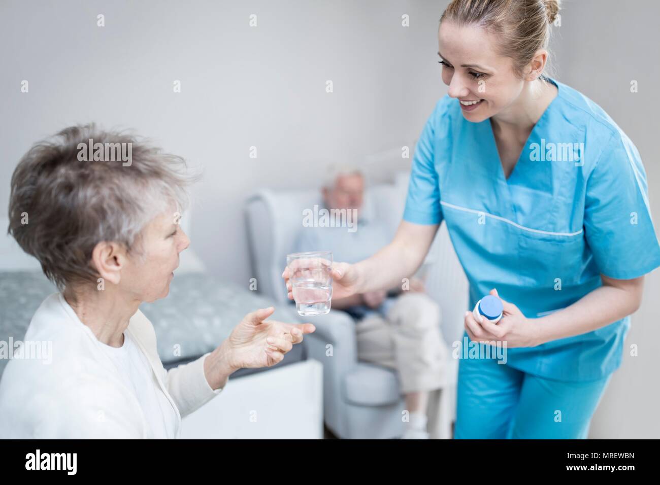 Care Worker, die ältere Frau, die Medikation in der Pflege zu Hause. Stockfoto