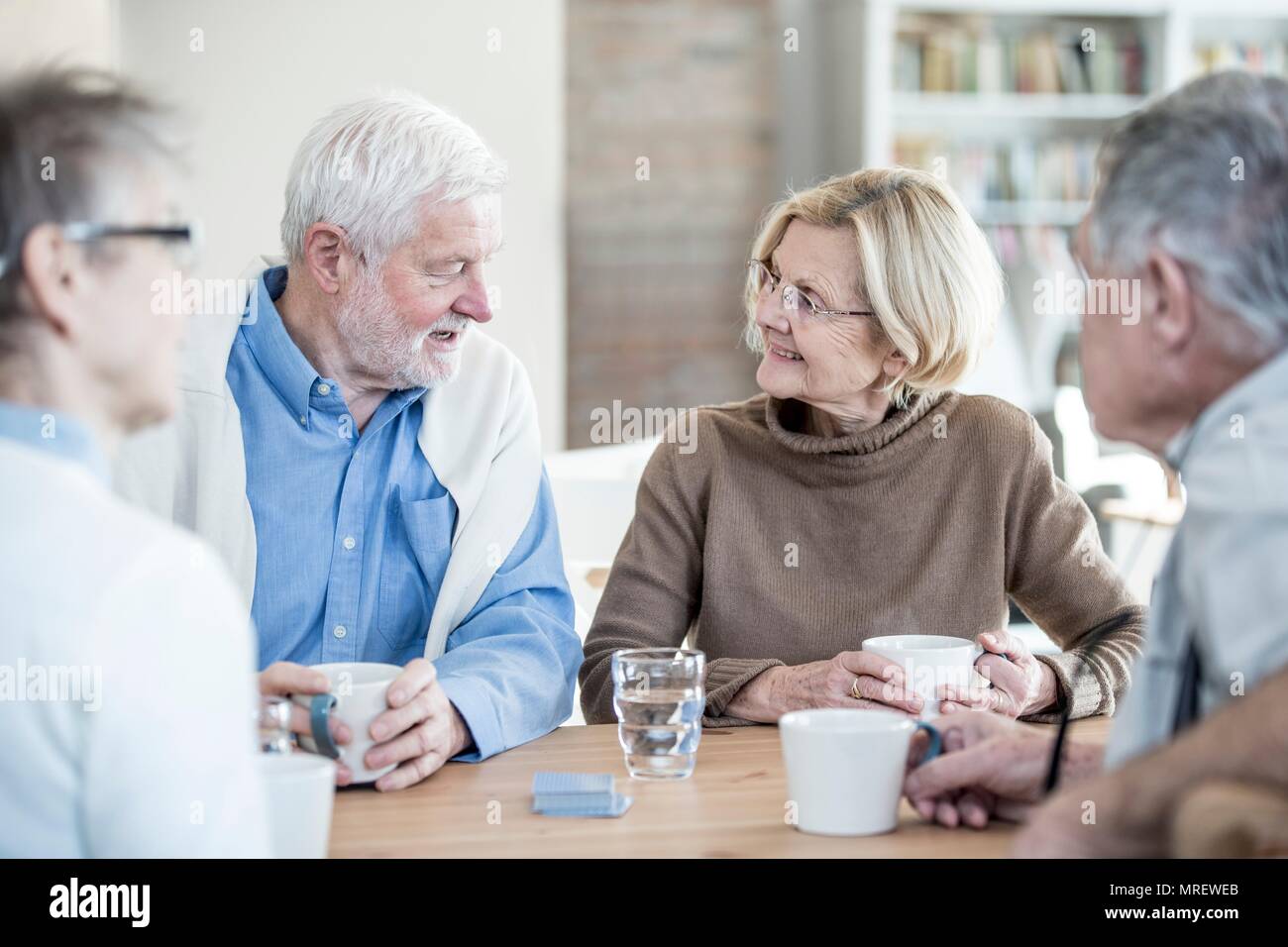 Vier Freunde reden im Seniorenheim. Stockfoto
