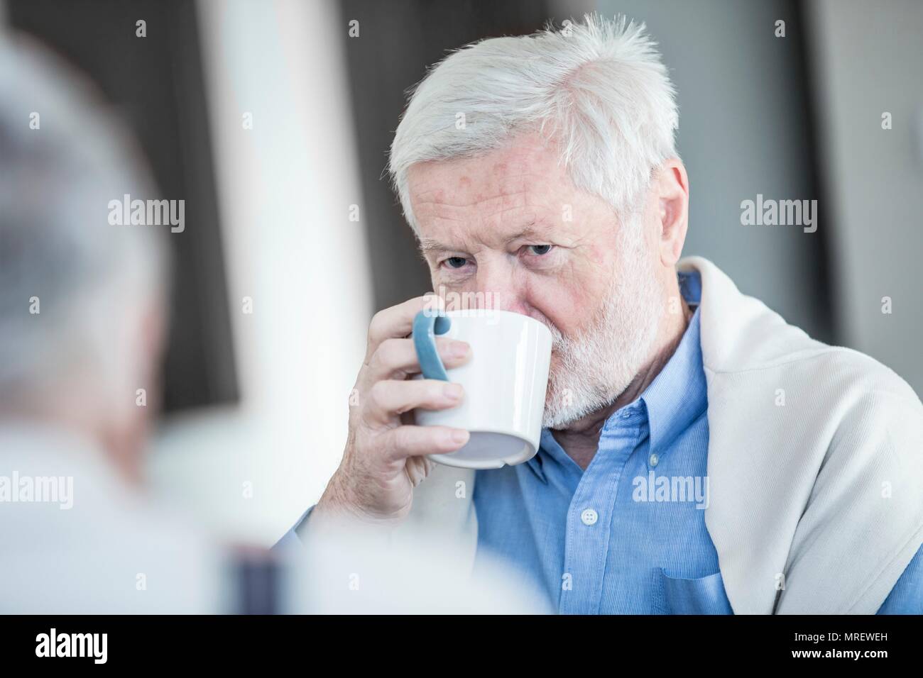 Ältere Menschen trinken Becher Kaffee. Stockfoto