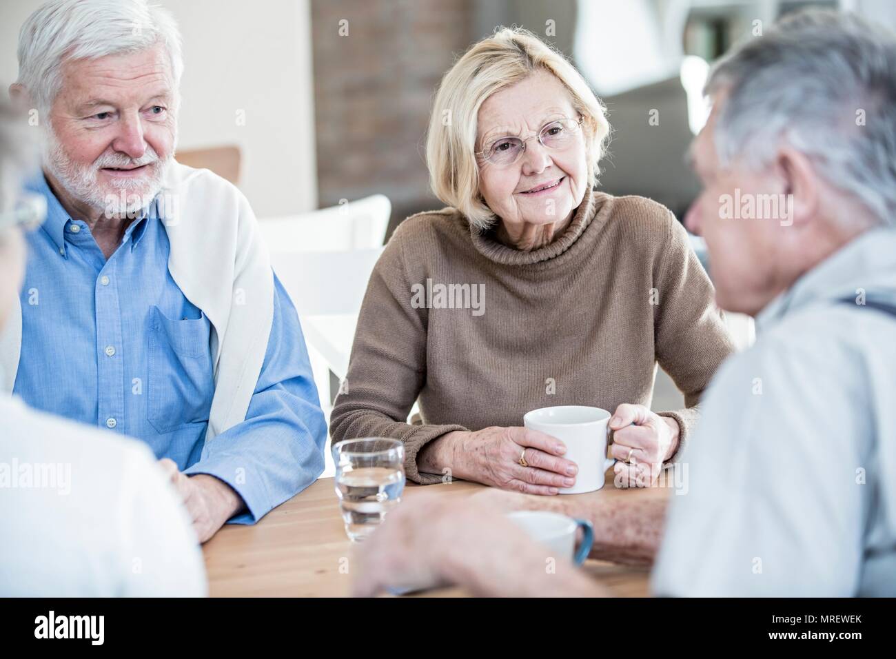 Freunde reden im Seniorenheim. Stockfoto